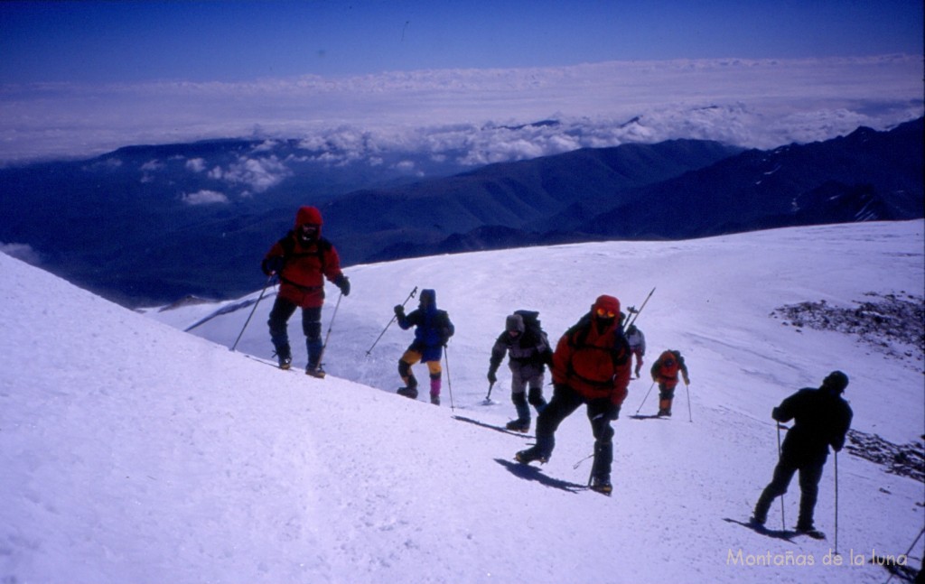 Llegando a la cima del Elbrus, 5.647 mts.